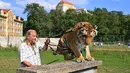 Pemilik dan pelatih hewan sirkus, Jaromir Joo saat mengajak harimaunya yang bernama Taiga bermain di Letovice, Republik Ceko, 30 Agustus 2015. (AFP PHOTO/Radek MICA)