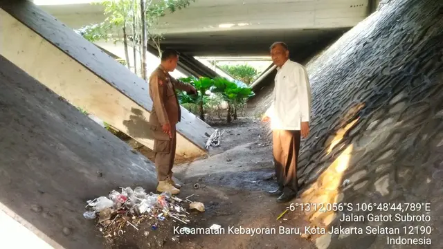 Lokasi pria diduga buang air besar di Jembatan Penyebarangan Orang (JPO) Transjakarta Semanggi. Aksi pria yang tidak diketahui identitasnya itu viral di media sosial. (Ady Anugrahadi/Liputan6.com)