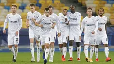Para pemain Borussia Moenchengladbach merayakan gol yang dicetak oleh Alassane Plea ke gawang Shakhtar Donetsk pada laga Liga Champions di Stadion Olimpiyskiy, Selasa (3/11/2020). Moenchengladbach menang dengan skor 6-0. (AP/Efrem Lukatsky)