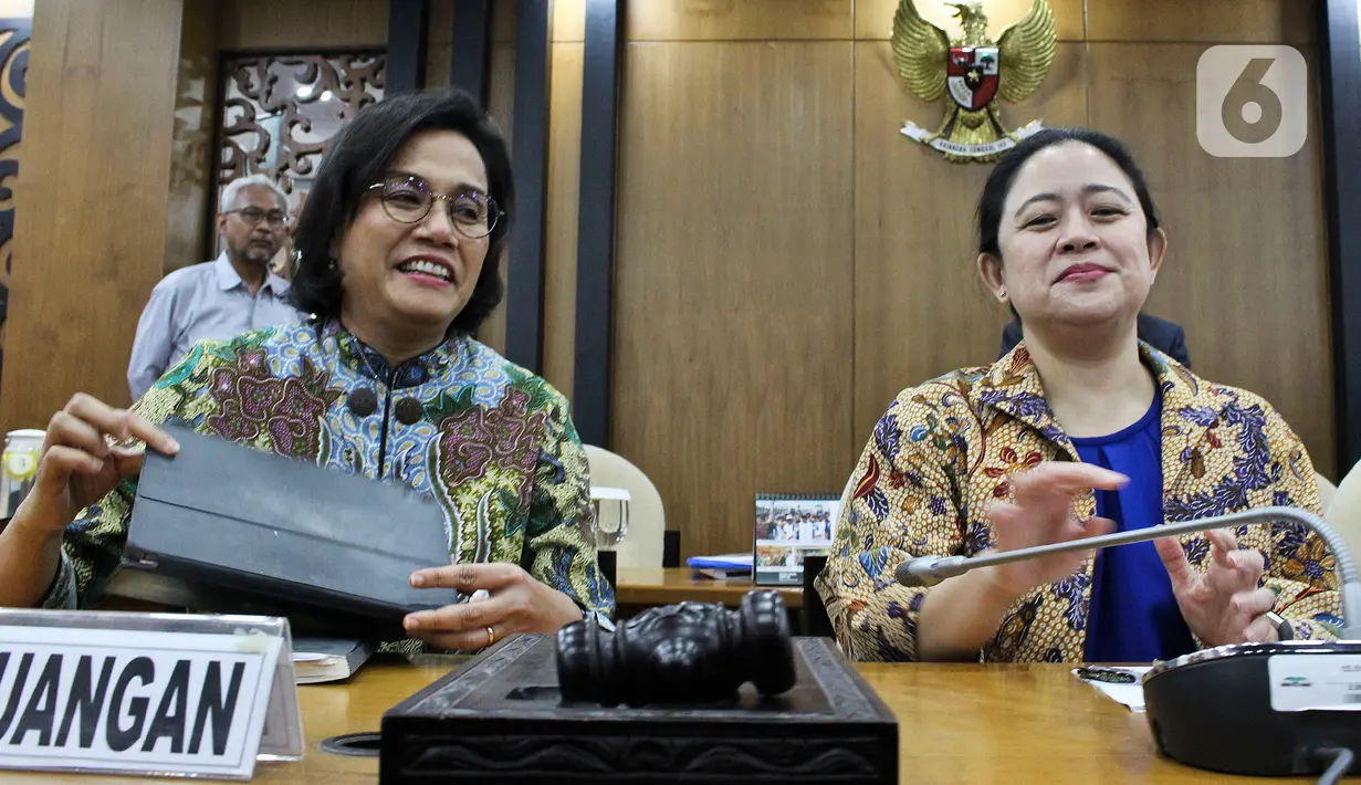 Ketua DPR Puan Maharani (kanan) dan Menteri Keuangan Sri Mulyani saat rapat konsultasi di Ruang Pansus B, Kompleks Parlemen, Jakarta, Senin (16/12). Rapat diikuti oleh Menteri Keuangan, pimpinan DPR, Komisi XI, Komisi VII, dan Banggar. (Liputan6.com/Johan Tallo)