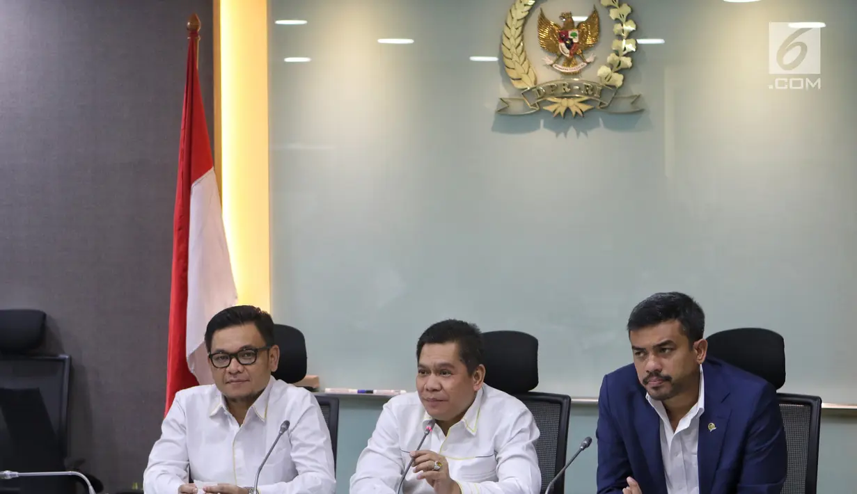 Sekretaris FPG Adies Kadir (tengah) bersama Wasekjen Partai Golkar Ace Hasan Sadzily dan Wasekjen Partai Golkar Maman Abdulrahman memberikan keterangan di Komplek Parlemen Senayan, Jakarta, Rabu (15/5/2019). Fraksi Partai Golkar menolak pembentukan pansus Pemilu 2019. (Liputan6.com/Johan Tallo)