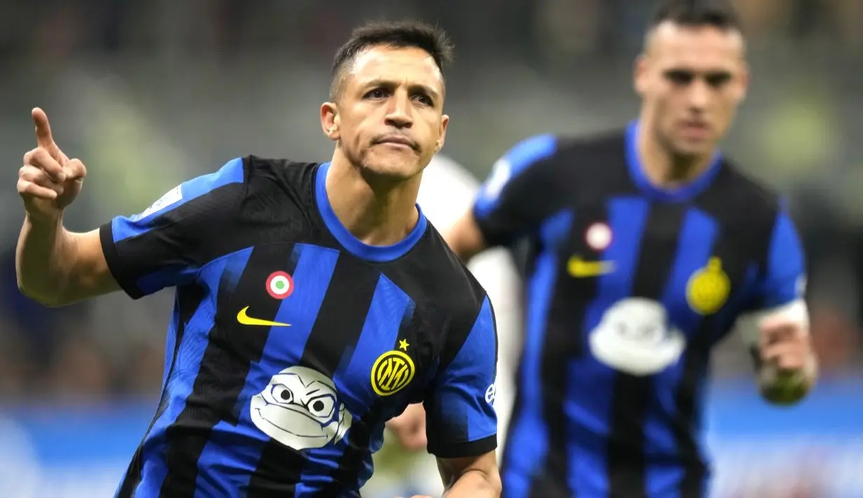 Pemain Inter Milan, Nicolo Barella, mengontrol bola saat melawan Genoa pada laga Liga Italia di Stadion Giuseppe Meazza, Selasa (5/3/2024). (AP Photo/Luca Bruno)