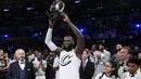 LeBron James mengangkat trofi MVP usai timnya menang pada laga NBA All-Star basketball game di Los Angeles, (18/2/2018). Tim LeBron menang 148-145. (AP/Chris Pizzello)