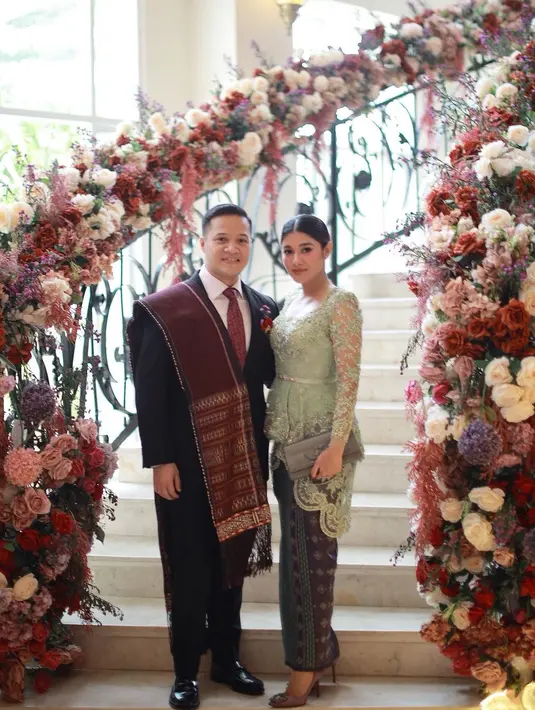 Arfito juga tampil tampan dalam balutan setelan jas dan celana panjang hitam, kemeja putih, dan dasi merah. [Foto: Instagram/fitohtg]