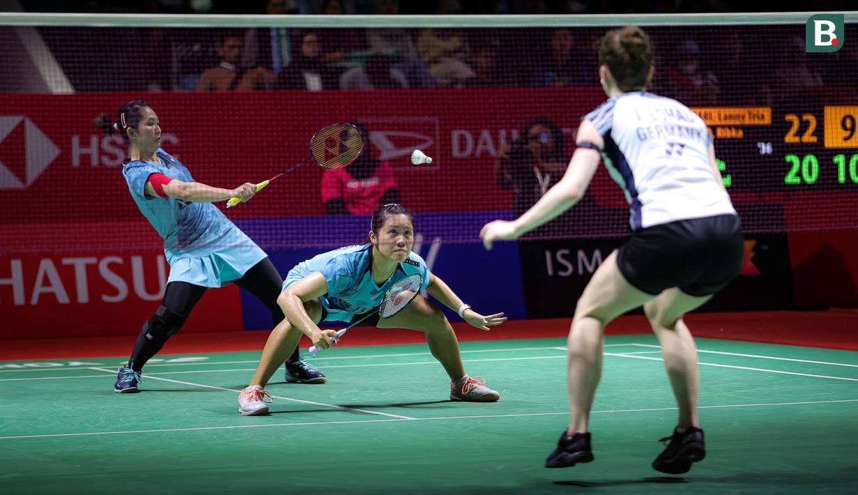 <p>Ganda putri Indonesia, Lanny Tria Mayasari/Ribka Sugiarto mengembalikan bola ke arah lawannya, pasangan Jerman, Linda Efler/Isabel Lohau pada laga babak 32 besar Daihatsu Indonesia Masters 2024 di Istora Senayan, Jakarta, Selasa (23/1/2024). Lanny Tria Mayasari/Ribka Sugiarto menang dua game langsung 22-20, 21-17. (Bola.com/Bagaskara Lazuardi)</p>