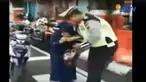 Sadar dirinya direkam oleh sesama polisi, sang ibu malah melanjutkan aksinya dengan memamerkan uang hingga memukul dada petugas.