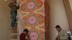 Sejumlah pria embuat lentera Ramadan tradisional di Kota Khan Younis, Jalur Gaza selatan (19/4/2020). Jelang Ramadan, warga Palestina membeli lentera beraneka warna, yang dikenal sebagai fanoos dalam bahasa Arab, untuk anak-anak mereka atau sebagai hiasan di rumah. (Xinhua/Rizek Abdeljawad)