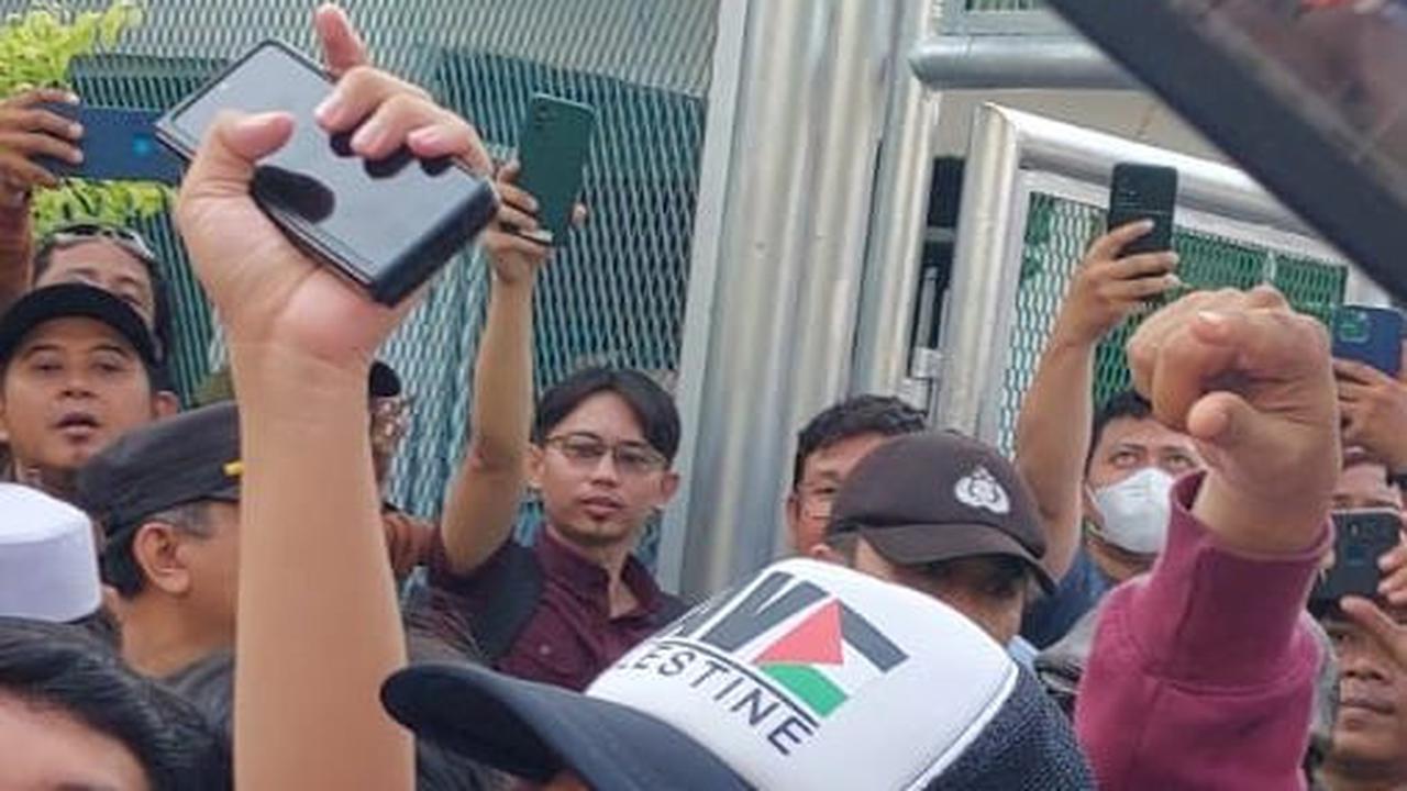 Penampakan Munarman Bebas dari Penjara, Pakai Topi Palestina dan Senyum Lebar