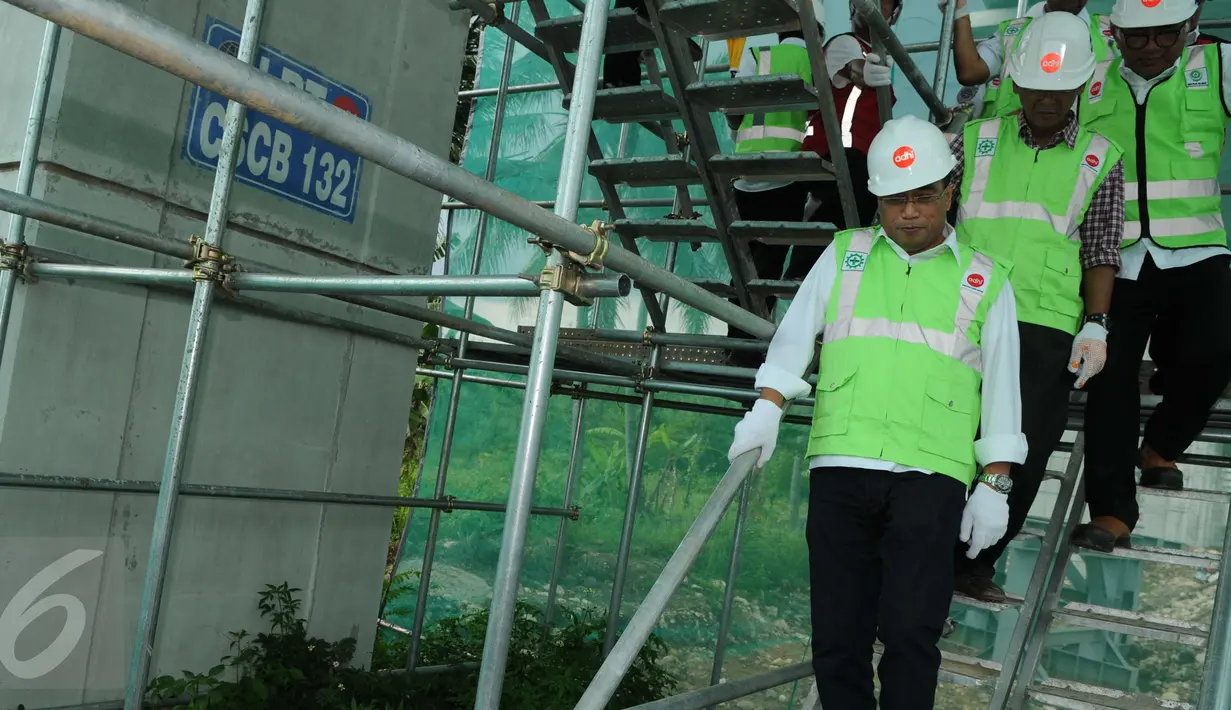 Menhub Budi Karya Sumadi usai naik ke atas proyek (pier head) lokasi LRT rute Cawang-Cibubur di tol Jagorawi Km 13, Jakarta, Minggu (8/1). Rute LRT akan terbagi tiga yaitu Cibubur-Cawang, Bekasi Timur-Cawang, Cawang-Dukuh Atas. (Liputan6.com/Helmi Afandi)