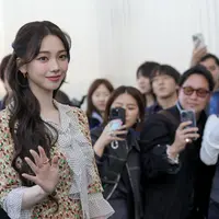 Karina aespa di Milan Fashion Week 2025. (dok. AP Photo/Luca Bruno)