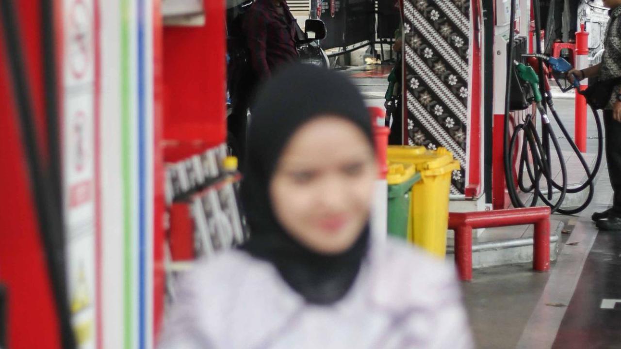 Tak hanya petugas yang berpakaian batik, beberapa bagian sekitar mesin pompa bensin juga dibalut stiker bernuansa batik.