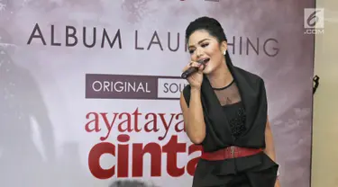 Penampilan penyanyi Krisdayanti membawakan lagu saat launching album original soundtrack Ayat Ayat Cinta 2 di Jakarta, Senin (4/12). Album tersebut bertemakan "The Greatest Love Story". (Liputan6.com/Herman Zakharia)