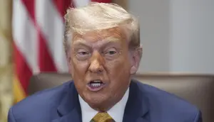 Presiden Donald Trump berbicara dalam rapat kabinet di Gedung Putih, Selasa, 8 Juli 2025, di Washington. (Foto AP/Evan Vucci)