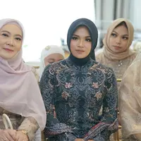 Lihat di sini tampilan lamaran calon menantu Mahfud MD, Zahwa Nadhira saat dilamar Royhan Akbar, putra ketiga Mahfud MD. (Foto: IG/@tuangurubajang).