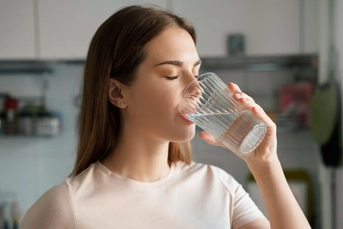 Ilustrasi Minum Air Putih. (foto: pinterest/Daily Meal).