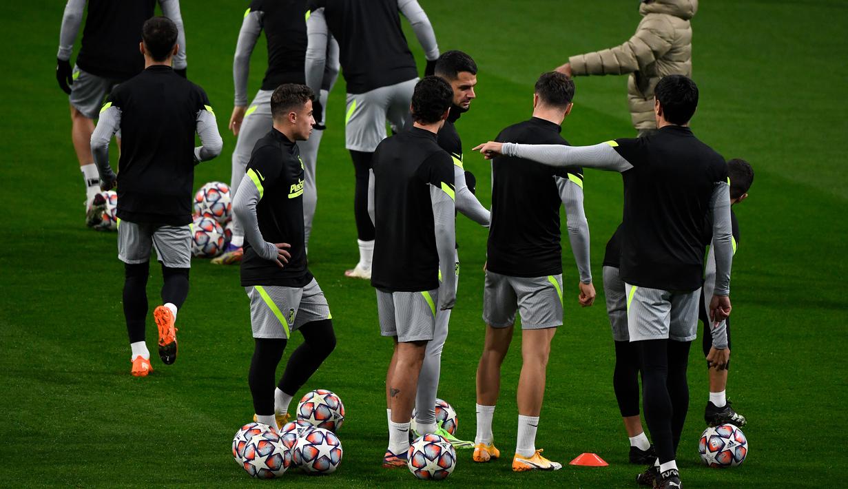 Pemain Atletico Madrid saat mengikuti latihan jelang laga Liga Champions di Stadion Wanda Metropolitano, Selasa (1/12/2020) wib. Atletico Madrid akan menghadapi Bayern Munchen. (AFP/Pierre-Philippe Marcou)