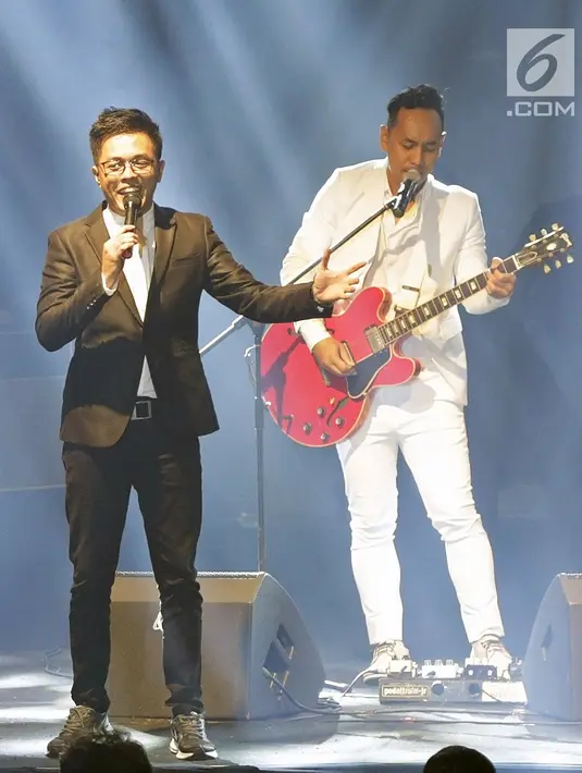 Aksi panggung vokalis Jikustik Brian (kiri) bersama mantan vokalis Jikustik Pongki Barata dalam konser bertajuk 'Jikustik Reunian' di Grand Pasific Hall, Yogyakarta, Jumat (29/3).  Sekitar dua jam Jikustik menghibur ribuan penonton. (Fimela.com/Bambang E. Ros)