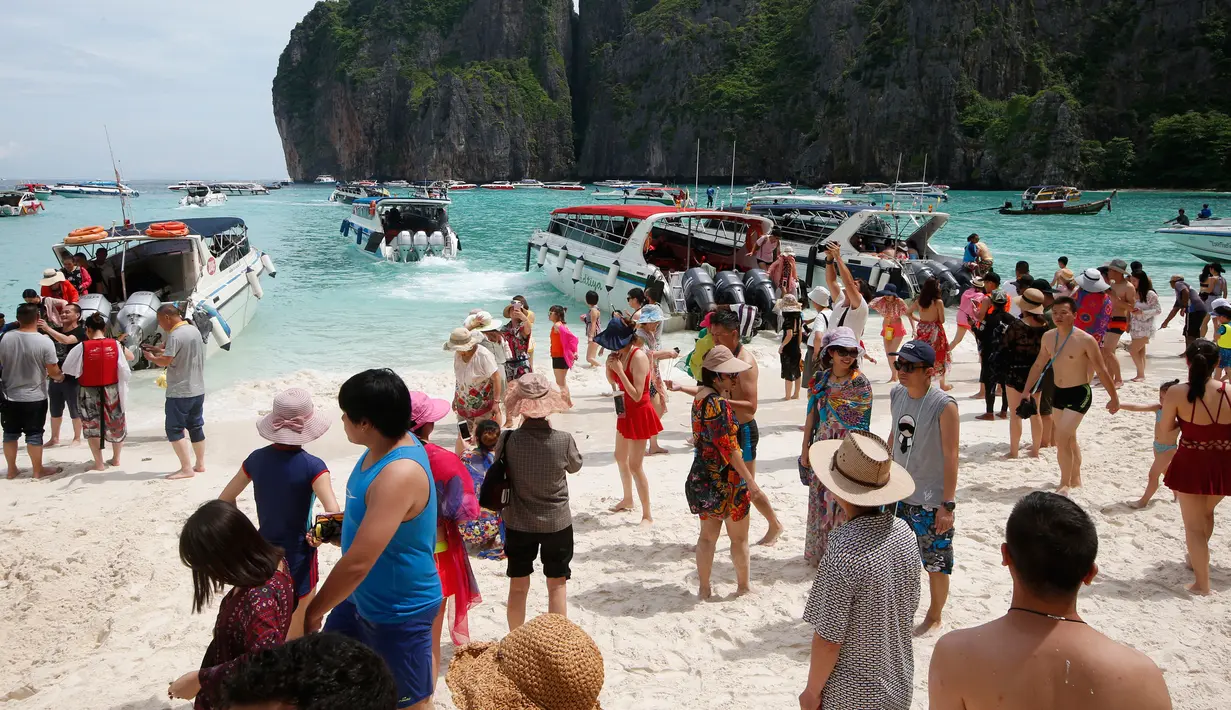 Wisatawan menikmati pantai Maya Bay di pulau Phi Phi Leh, Thailand, Kamis (31/5). Salah satu destinasi wisata tempat syuting film The Beach ini  akan ditutup selama empat bulan mulai 1 Juni 2018 mendatang. (AP Photo/Sakchai Lalit)