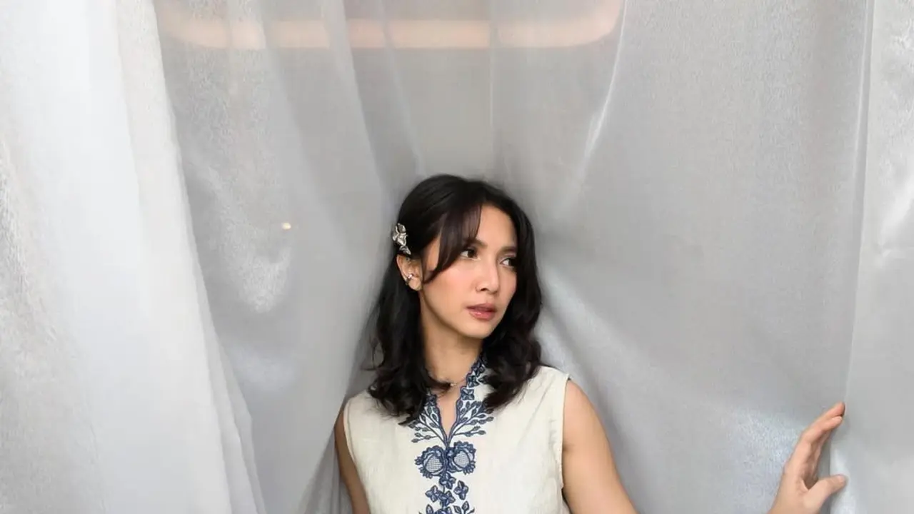 Sheila Dara Tampil Anggun Rayakan Hari Batik dengan Kebaya Modern dan Kain Biru