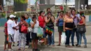 Orang-orang berhamburan ke jalan setelah gempa 6,8 SR mengguncang Pantai Utara Ekuador, Rabu (18/5). Dua gempa menghantam Ekuador, pada pagi hari berkekuatan 6,7 dan gempa susulan menjelang tengah hari dengan kekuatan 6,8 SR. (REUTERS/Patricio Ramos)