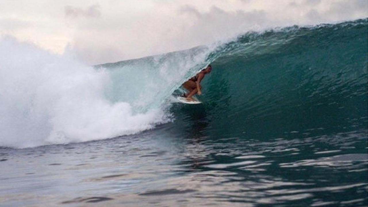 Aksi peselancar cantik bertangan satu taklukkan ombak Hawaii