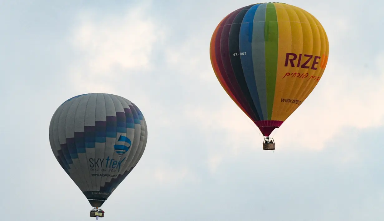 Sejumlah balon udara terbang di atas Bandara Internasional Ben Gurion, dekat Kota Tel Aviv, Israel, Minggu (25/7/2020). Menurut Otoritas Bandara Israel, balon udara diluncurkan untuk pertama kalinya dari Bandara Internasional Ben Gurion pada 25 Juli 2020. (Xinhua/JINI/Tomer Neuberg)
