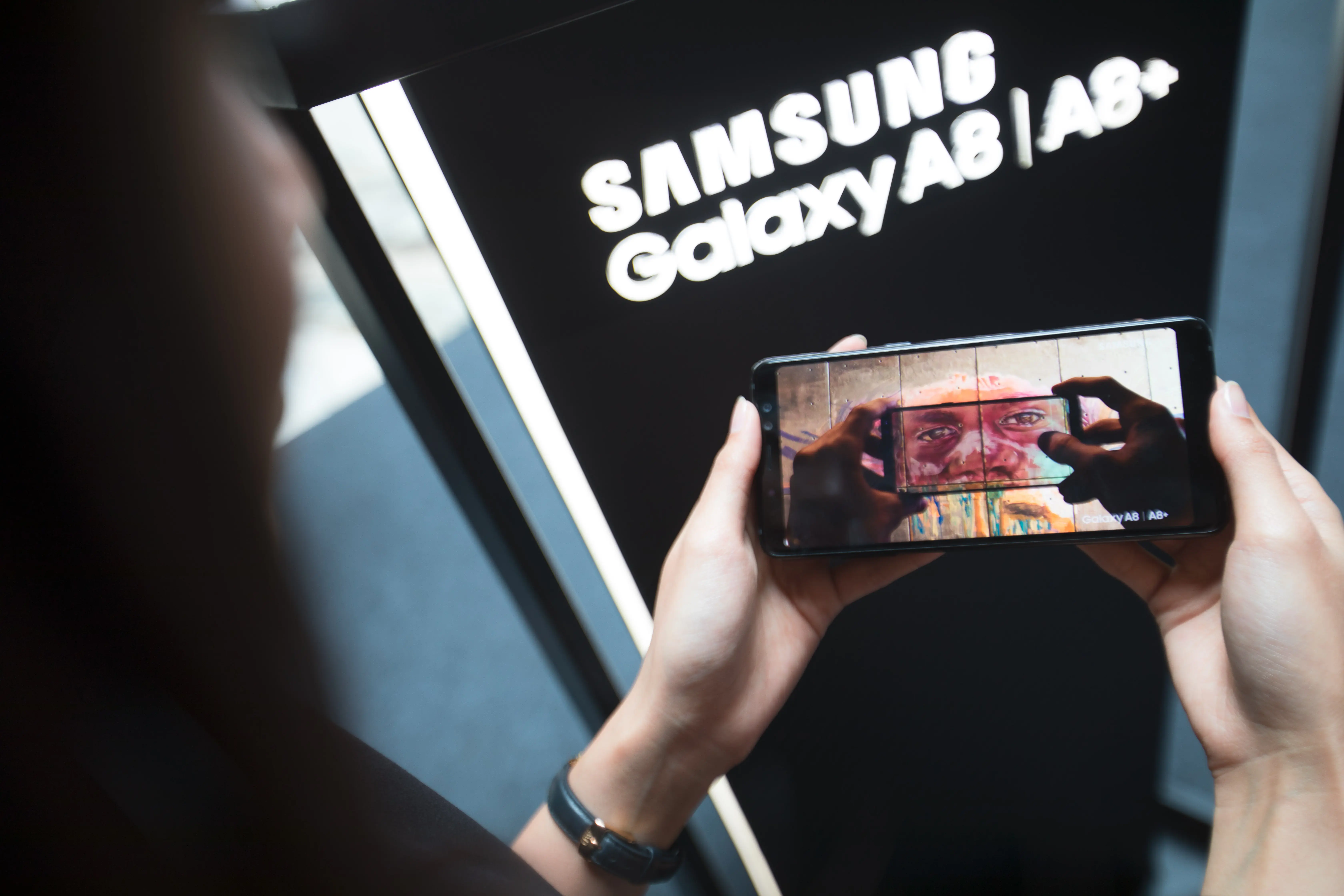 Konsumen diperkenankan menjajal fitur pada Galaxy A8 dan Galaxy A8+ di ajang consumer launch (Foto: Dokumentasi Samsung)