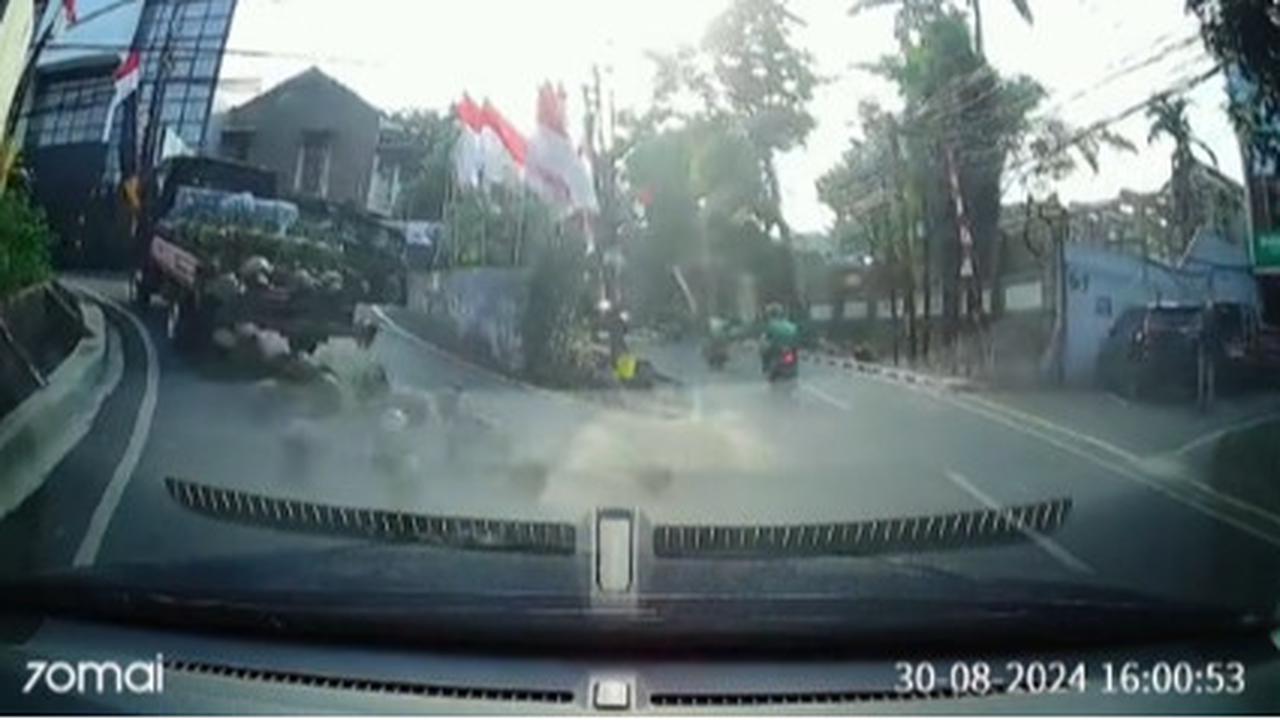Bikin Tengang, Momen Mobil Bak Isian Gas LPG Terjatuh di Jalan Ini Curi Perhatian
