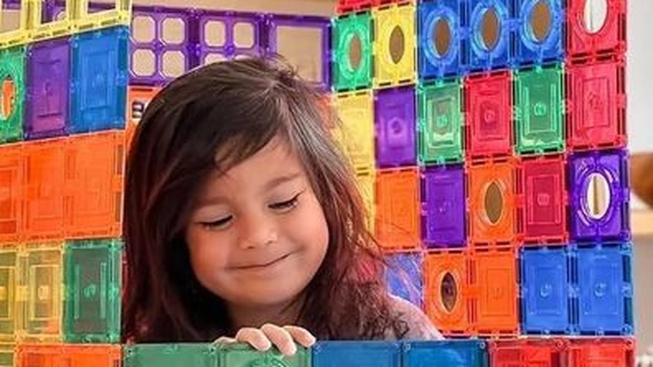 Permainan ini mengajarkan anak untuk mengenal bentuk, warna dan kuantitas. Selain itu juga mengenal ilmu fisika tentang prinsip magnet, dan melatih koordinasi mata dan tangan saat merakit mainan ini.