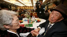 Kim Bok-rak (kanan), warga Korsel bertemu adiknya Kim Jeon, warga Korut dalam Reuni Keluarga Terpisah di Korut, Selasa (20/10). Ratusan orang memulai acara reuni sejak pecah perang antara kedua negara itu lebih dari 60 tahun lalu. (Reuters/Korea Pool)