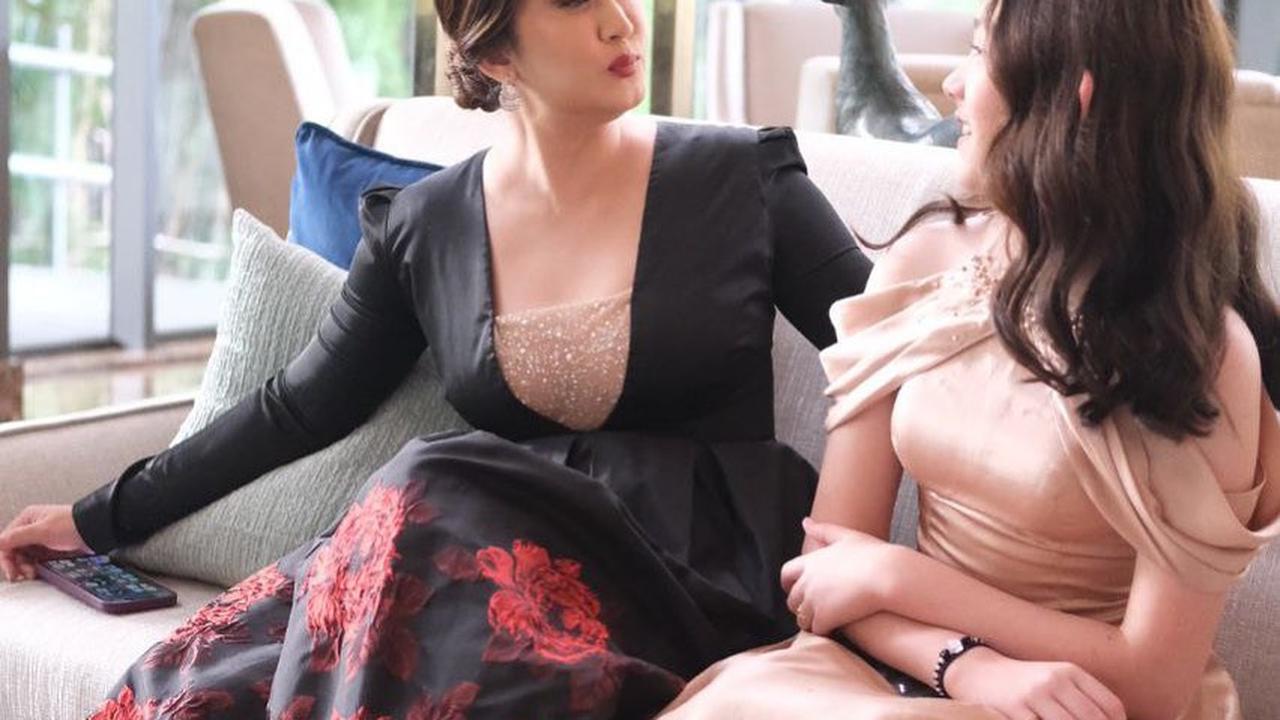 Potret Mikhaela Dampingi Nafa Urbach Saat Pelantikan DPR, Tampil Berkebaya - Makin Cantik