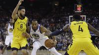 Andre Iguoadala (baju putih) dijaga ketat pemain Pacers (AP)