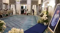 Suasana rumah duka tempat jenazah anak Ridwan Kamil, Emmeril Kahn Mumtadz atau Eril disemayamkan, di Gedung Pakuan, Bandung, Jawa Barat, Minggu (12/6/2022). (Youtube Humas Jabar)