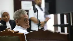 Musisi sekaligus penyanyi, Fariz Roestam Moenaf alias Fariz RM saat mengikuti sidang pembacaan tuntutan oleh Jaksa Penuntut Umum (JPU) di Pengadilan Negeri Jakarta Selatan pada Senin (4/8/2025). (KapanLagi.com/Budy Santoso)