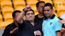 Legenda sepak bola Argentina Diego Maradona (tengah) menyapa penggemarnya saat datang ke Stadion Gelora Bung Karno (GBK), Senayan, Jakarta, Sabtu (29/6/2013). Diego Maradona meninggal dunia pada 25 November 2020. (Liputan6.com/Helmi Fithriansyah)