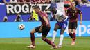 Striker Timnas Prancis, Randal Kolo Muani (tengah) melepaskan tendangan yang berusaha diblok bek Timnas Belgia, Jan Vertonghen pada laga babak 16 besar Euro 2024 di Merkur Spiel-Arena, Dusseldorf, Jerman, Senin (1/7/2024). (AP Photo/Martin Meissner)