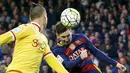 Lionel Messi (kanan), melakukan duel udara dengan pemain Sporting Gijon, Igor Lichnovsky, pada lanjutan La Liga Spanyol di Stadion Camp Nou, Barcelona, Sabtu (23/4/2016). (Reuters/Albert Gea)