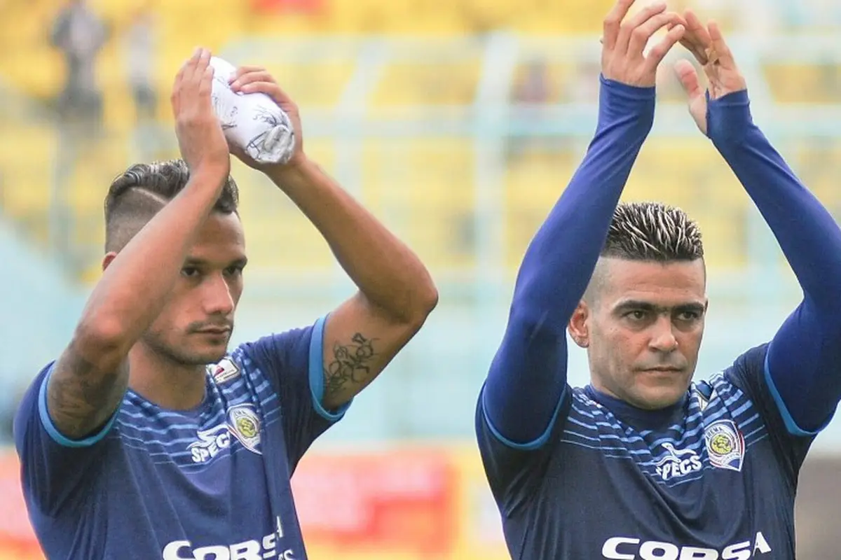 Raphael Maitimo dan Cristian Gonzales