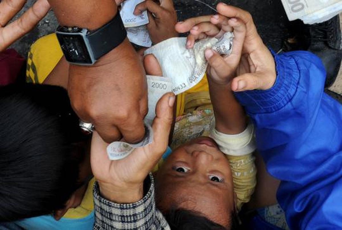Warga berebut angpao di Vihara Dharma Bakti