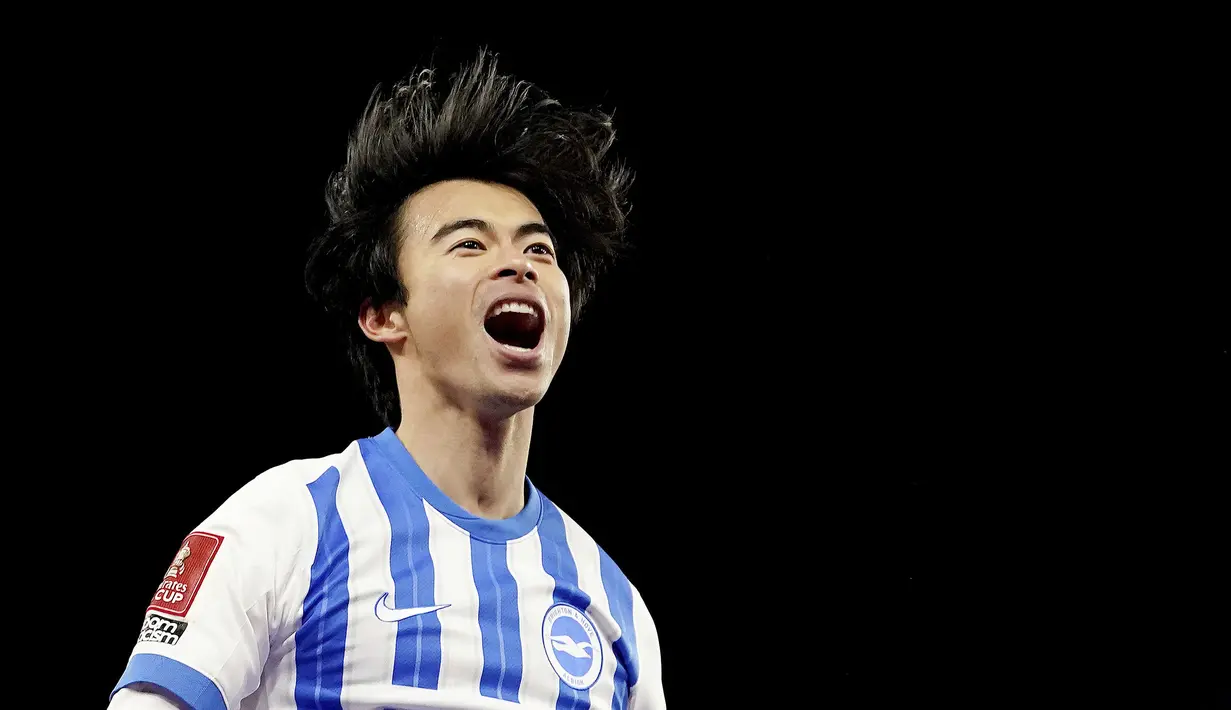 Pemain Brighton, Kaoru Mitoma melakukan selebrasi setelah mencetak gol ke gawang Chelsea dalam laga putaran keempat Piala FA 2024/2025 di Amex stadium, Brighton, Inggris, Minggu (09/02/2025) dini hari WIB. (AP Photo/PA/Gareth Fuller)