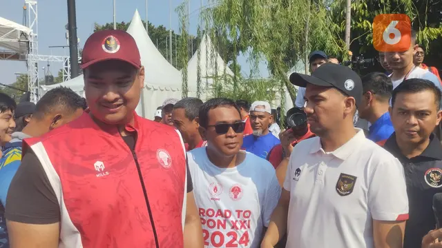 Kemenpora Dito Ariotedjo Mengamati Lapangan Padel di GBK