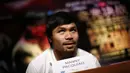 Petinju Filipina, Manny Pacquiao, bersiap memberikan pernyataan di hadapan sejumlah wartawan jelang laga melawan Chris Algieri di Shanghai, Tiongkok, (26/8/2014). (REUTERS/Carlos Barria)