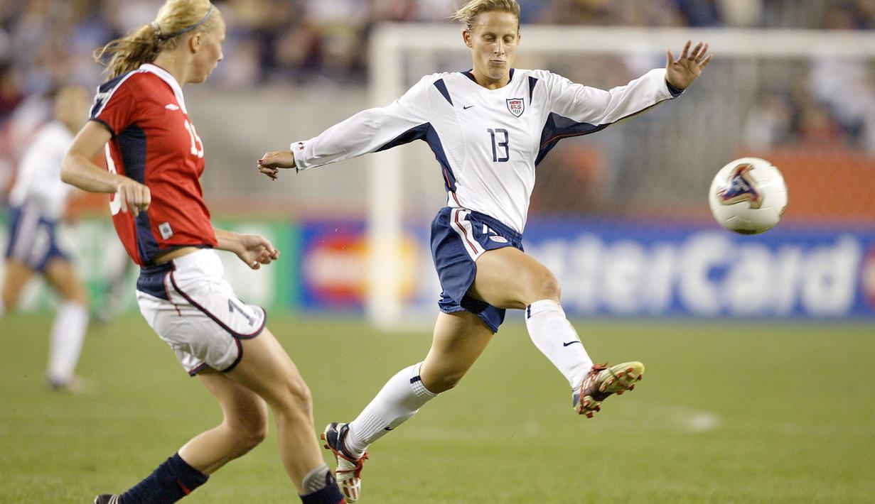 Kristine Lilly melakukan debut untuk Timnas AS sejak masih SMA dan mencetak rekor bermain sebanyak 352 kali. Lilly telah mempersembahkan dua gelar juara dari lima kali keikutsertaannya di Piala Dunia Wanita. (AFP/Getty Images/Doug Pensinger)