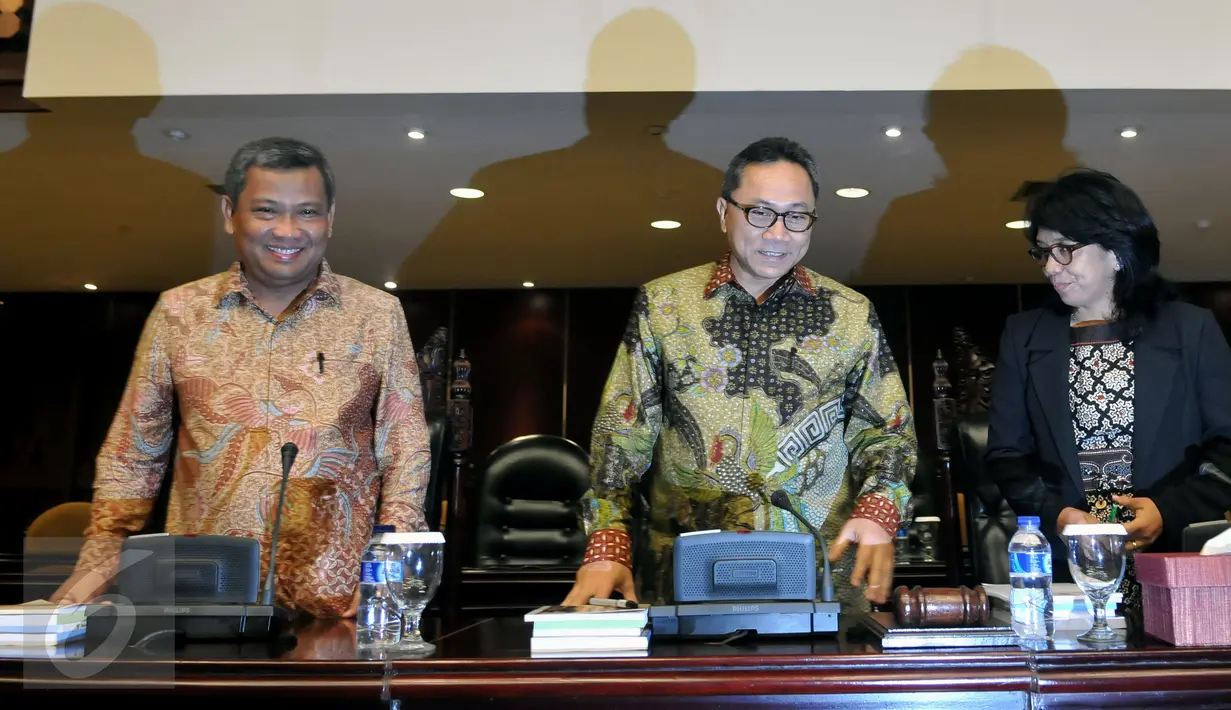 Ketua MPR Zulkifli Hasan (tengah) bersama Kepala Biro Persidangan MPR Muhammad Rizal  dan Ketua Dewan Pembina Kontras Suciwati bersiap memulai kegiatan Sosialisasi Empat Pilar di Gedung Nusantara V DPR RI, Jakarta, Jumat (13/11) (Liputan6.com/Johan Tallo)
