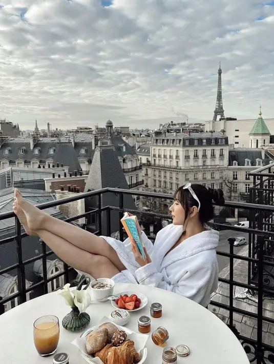 Kali ini, sunglasses dengan frame tebal menambah kesempurnaan gaya Jessica. Ia tampak begitu memesona dengan latar kota Paris yang ikonis.  [Foto: Instagram/ Jessica Mila]