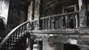 Pemandangan di dalam teater Mariupol yang rusak selama serangan di Mariupol, di wilayah di bawah pemerintahan Republik Rakyat Donetsk, Ukraina timur, Senin, 4 April 2022. Gedung teater Mariupol dikabarkan dihantam oleh Rusia dengan bom pada 16 Maret 2022 lalu. (AP Photo/Alexei Alexandrov)