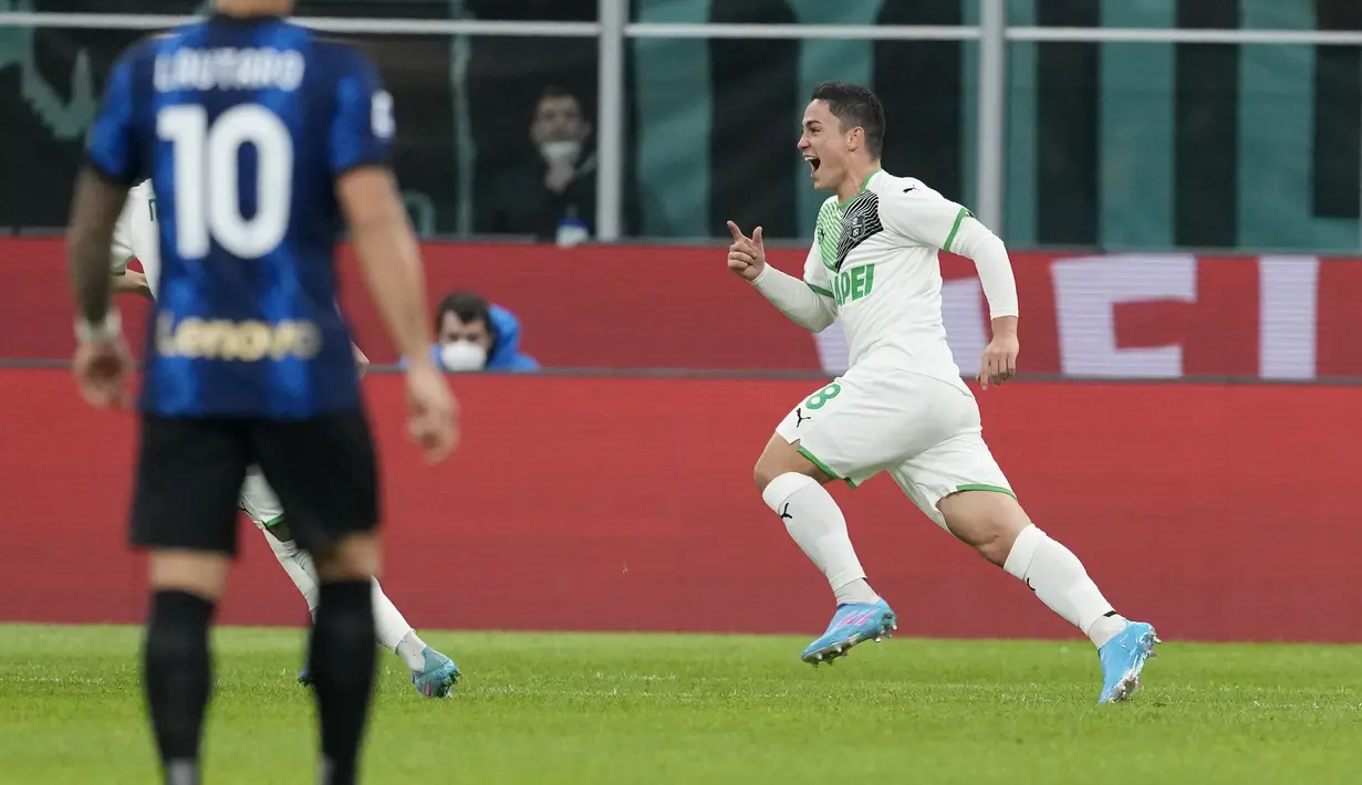 Penyerang Sassuolo, Giacomo Raspadori berselebrasi usai mencetak gol ke gawang Inter Milan pada pertandingan lanjutan Liga Serie A Italia di Stadion San Siro, di Milan, Italia, Senin (21/2/2022). Inter Milan kalah atas Sassuolo 0-2. (Spada/LaPresse via AP)