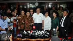 Ketua DPR Setya Novanto, Menko Polhukam Luhut Binsar Pandjaitan, Menteri LHK Siti Nurbaya dan Menkes Nila F Moelok memberi keterangan usai menggelar pertemuan terkait kebakaran hutan dan kabut asap di Jakarta, Jumat (16/10). (Liputan6.com/Johan Tallo)
