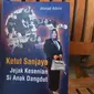 Buku 'Ketut Sanjaya: Jejak Kesenian Si Anak Dangdut' tulisan jurnalis Liputan6.com Ahmad Adirin. (Liputan6.com/ Dok Ist)