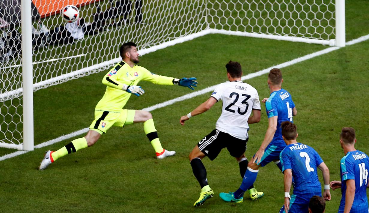 Pemain Jerman, Mario Gomez, saat mencetak gol ke gawang Slovakia pada laga 16 besar Piala Eropa 2016 di Stade Pierre Mauroy, Lille, Minggu (26/6/2016) malam WIB. (EPA/Rolex Dela Pena)